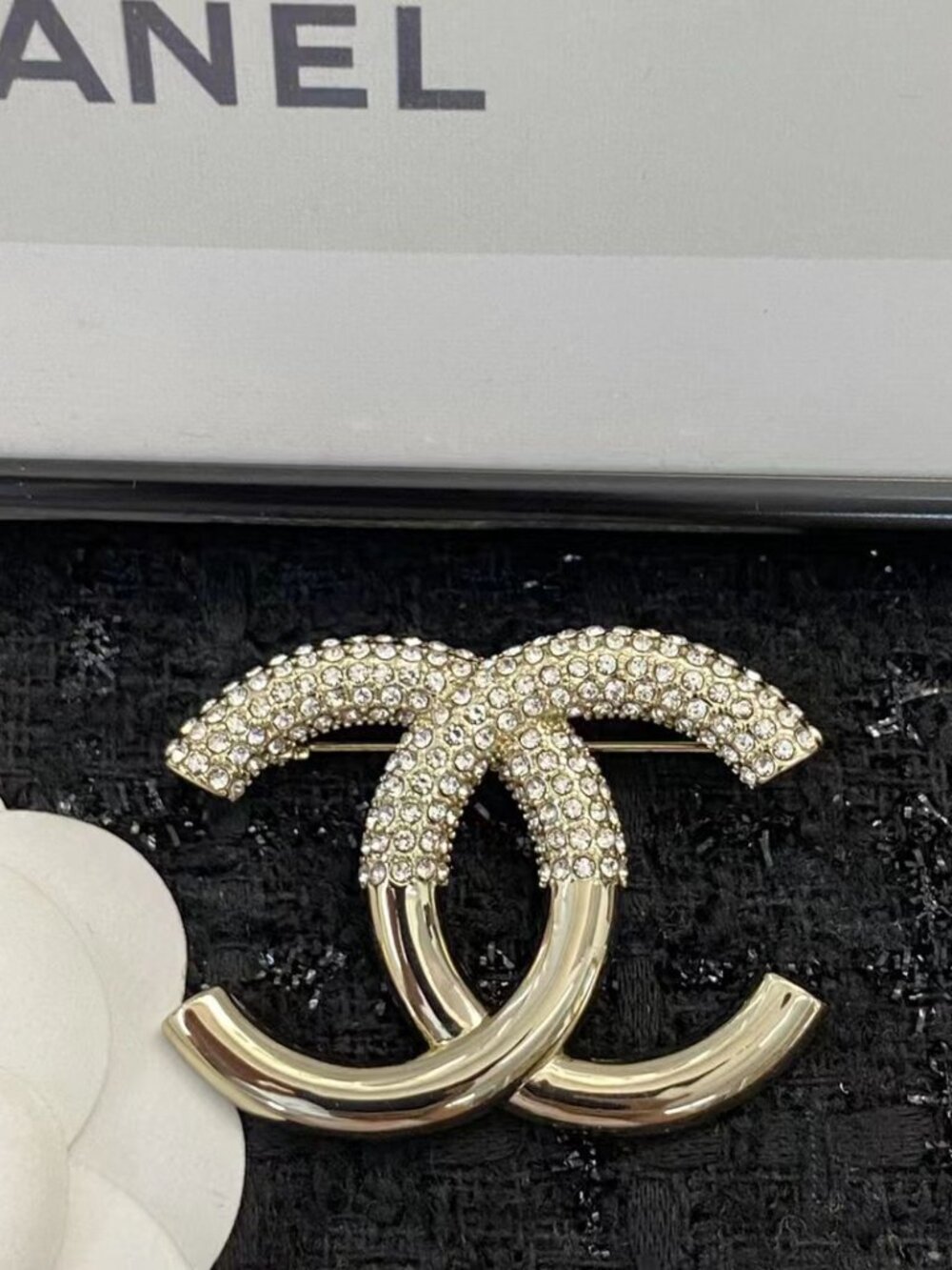 💕Chanel Half-Diamond Large Double-C Brooch - Picture 5 of 10